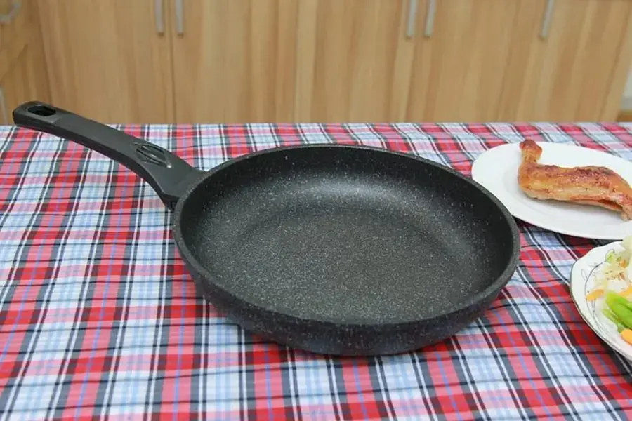 Mặt chảo chống dính được làm từ nhiều chất liệu khác nhau
