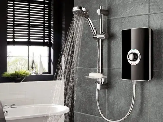 Bình nước nóng kết hợp với vòi hoa sen làm phẳng quần áo hiệu quả