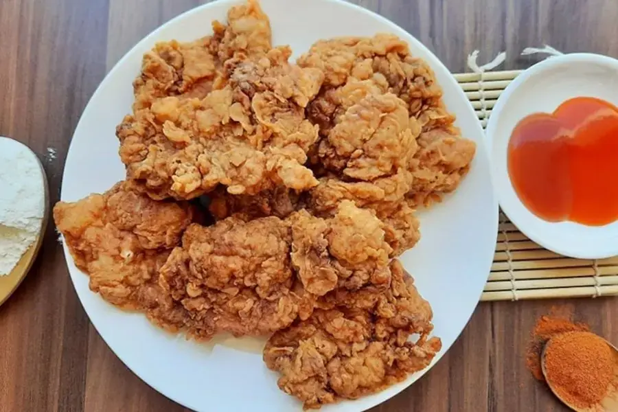 Bên trong thịt gà mềm ẩm ăn vô cùng cuốn miệng.