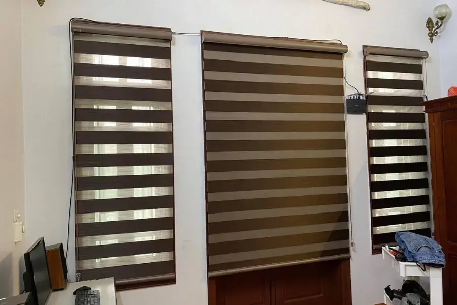Rèm cầu vồng Hàn Quốc được cấu tạo bởi 2 lớp song song, gồm 1 lớp vải màn và 1 lớp sợi