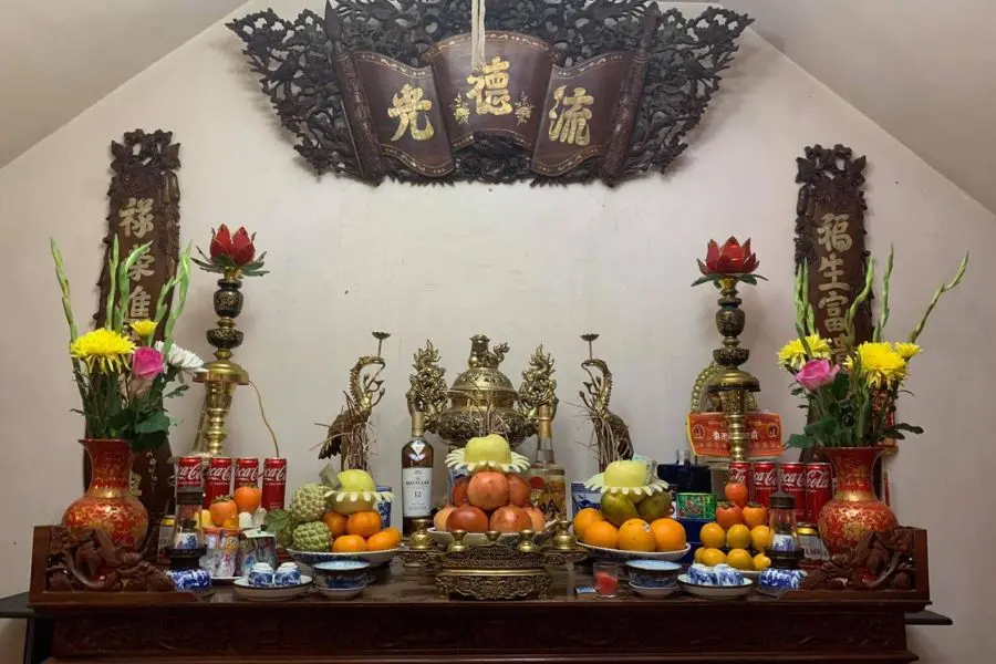 Một số vật dụng quan trọng thường thấy trên bàn thờ gia tiên.
