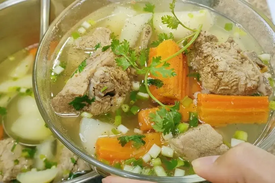 Canh su hào nấu sườn mềm và vị canh ngọt thanh rất thích hợp cho mùa đông