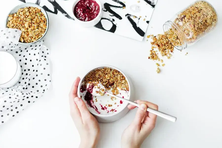 Chế biến sữa chua trái cây trộn hạt granola nhanh chóng cho bữa sáng tiện lợi