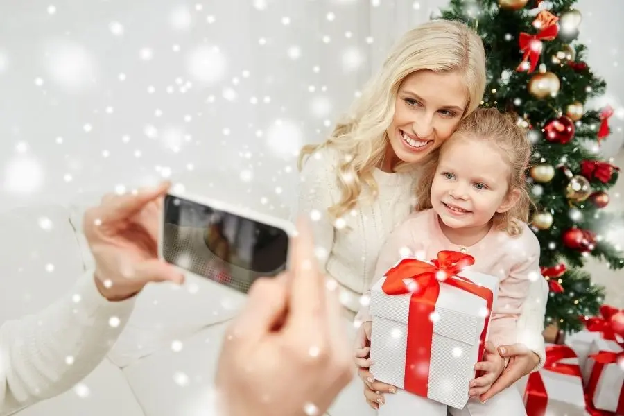 Sử dụng điện thoại lưu lại những khoảnh khắc Noel ấm áp bên gia đình.