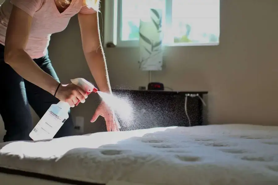 Vệ sinh nệm Liên Á bằng cồn 90 độ và oxy già