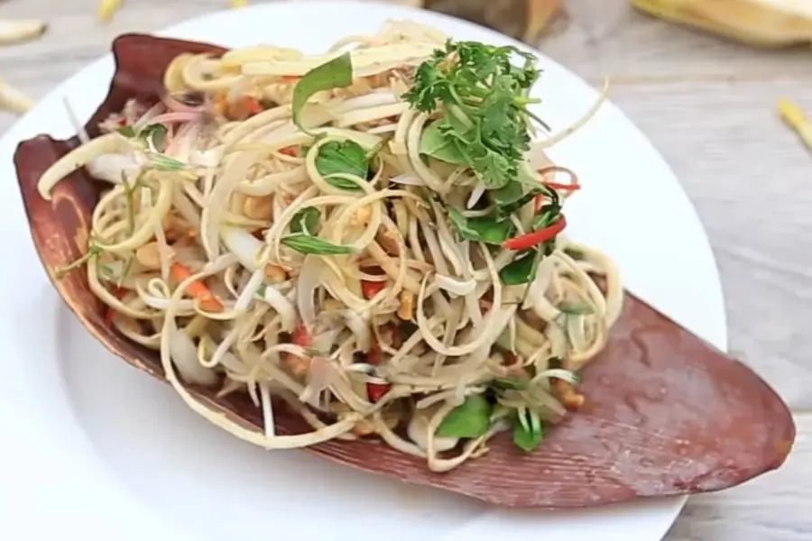 Nộm gà chay hoa chuối.
