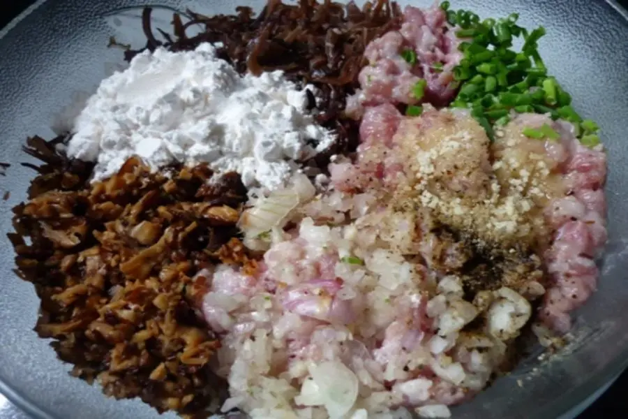 Nguyên liệu làm bánh giò: hành tây, hành tím, thịt xay, đường, mộc nhĩ,...
