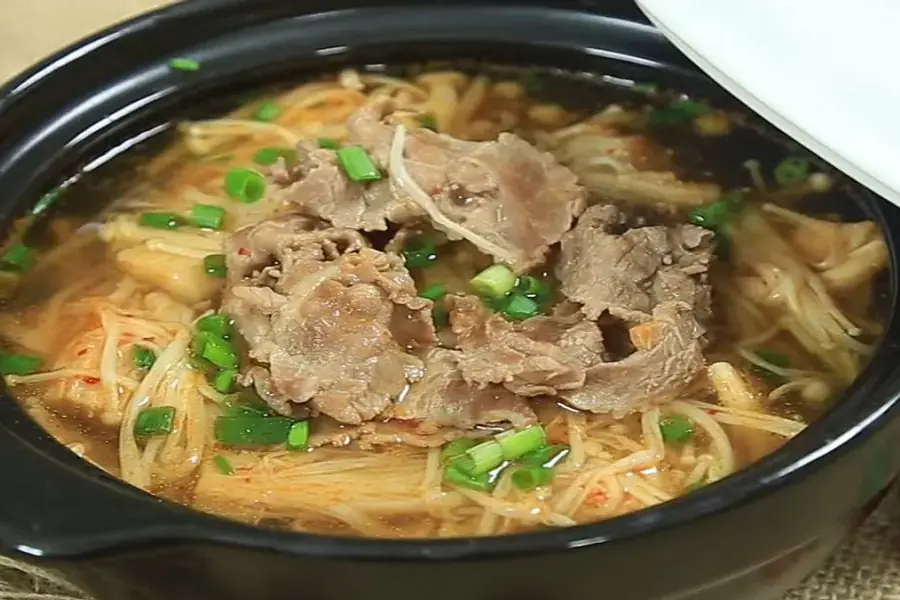 Canh nấm và thịt bò rất ngon, vị thanh ngọt nên bạn hãy hạn chế nêm nếm nhiều gia vị