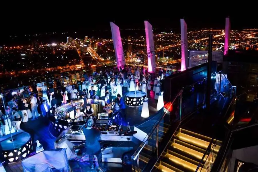 Đến với Sky36 novotel bạn có thể hòa mình vào không khí vui tươi và ngắm nhìn Đà Nẵng về đêm tuyệt đẹp.