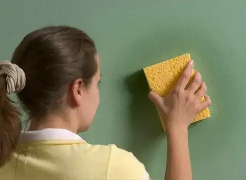 Lau sạch bụi trên giấy dán tường