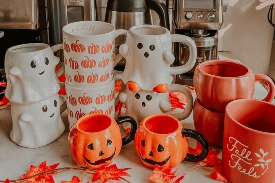 Sử dụng bộ ly Halloween để phục vụ đồ uống tại quán.