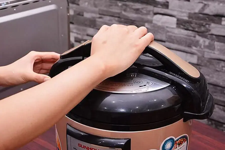 Xả hết khí và mở nắp để kiểm tra tình trạng cháo bên trong (nguồn: Điện máy Xanh)