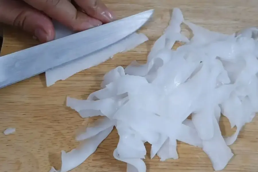 Cắt dừa non thành các sợi mỏng
