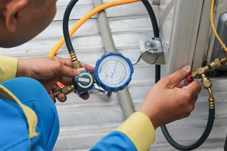 Kiểm tra đường ống gas và liên hệ khắc phục ngay để hạn chế tình trạng máy lạnh bị hôi