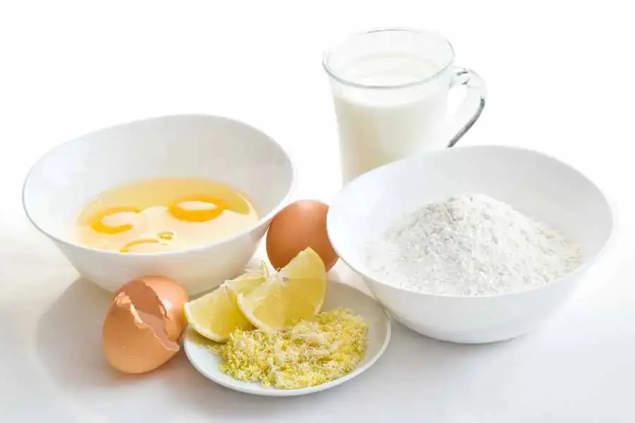 Chuẩn bị nguyên liệu làm bánh trung thu theo trọng lượng phù hợp.