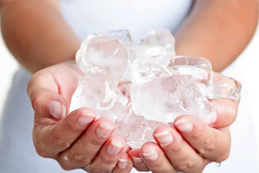 Đá lạnh giúp khử mùi, thông nghẽn cống