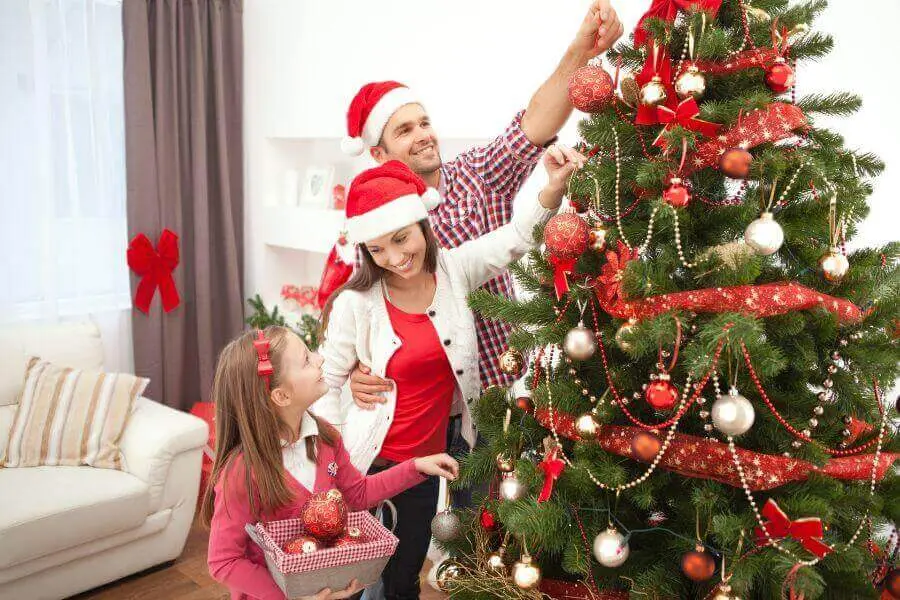 Cả nhà cùng trang trí cây thông Noel.