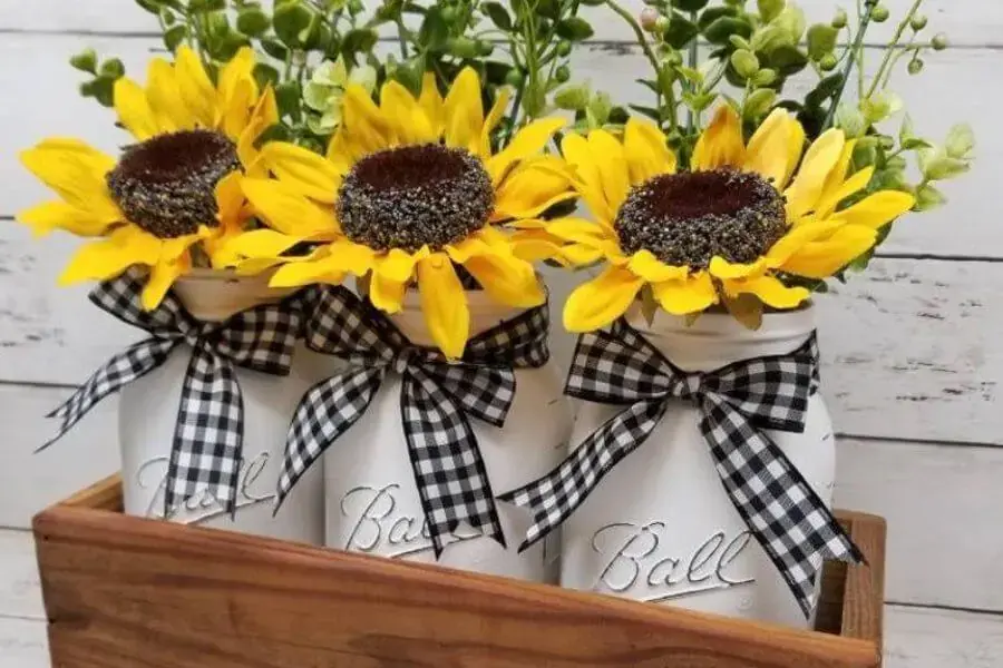 Cắm một đóa hoa trong bình