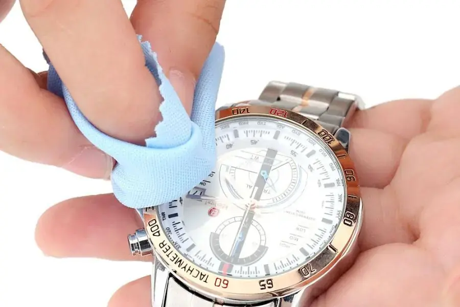 Đánh bóng mặt kính đồng hồ với bột kim hoàn