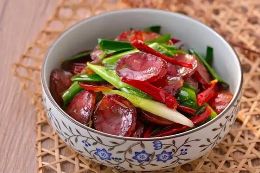 Lạp xưởng xào tỏi tây.