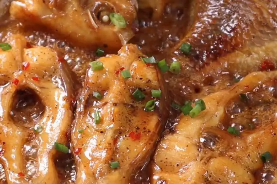 Cá diêu hồng kho tộ khi ăn sẽ cảm nhận được vị ngọt, thơm và cay nhẹ.