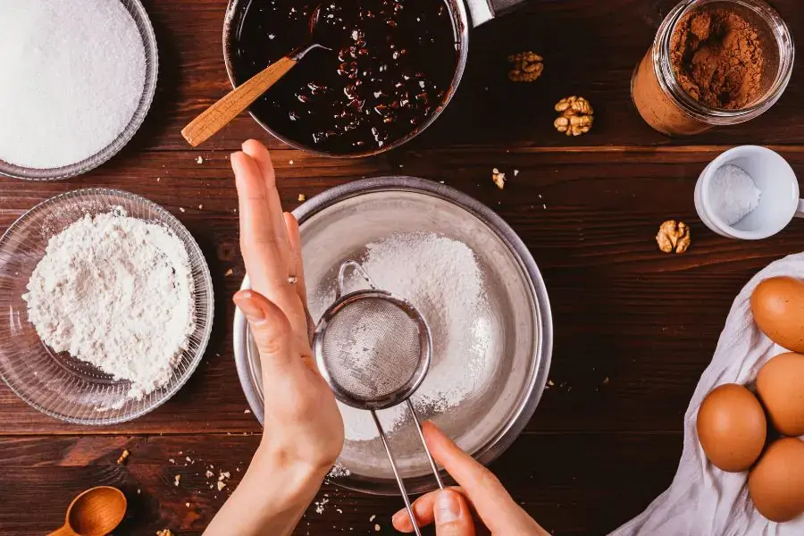 Rây bột vào tô sao cho thật mịn.