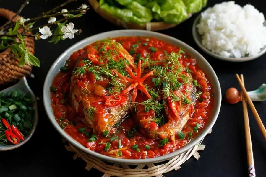 Cá thu sốt cà chua có màu đỏ cam của cà chua, rất hấp dẫn.