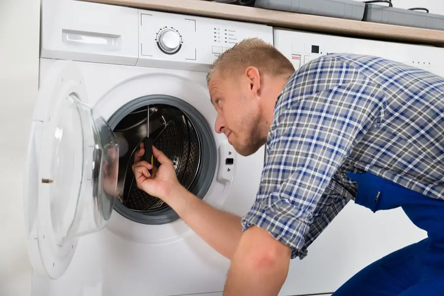 Loại bỏ vật thể gây cản trở cánh cửa của máy khi đóng.