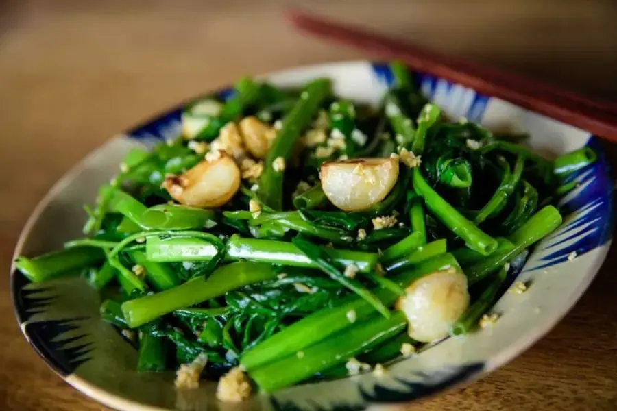 Rau muống xào tỏi.