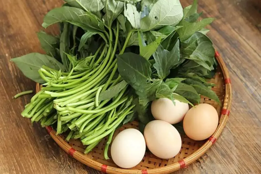 Kết hợp ăn trứng gà cùng rau xanh để giảm cân
