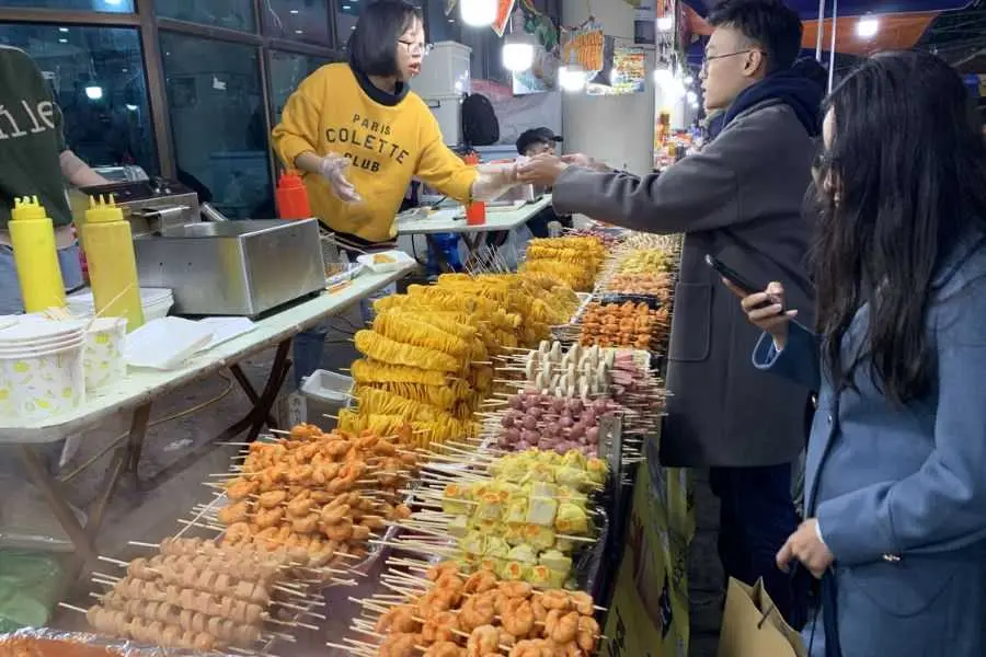 Chợ Giáng Sinh Hoa Lư ngự ở Lê Đại Hành - Hà Nội.