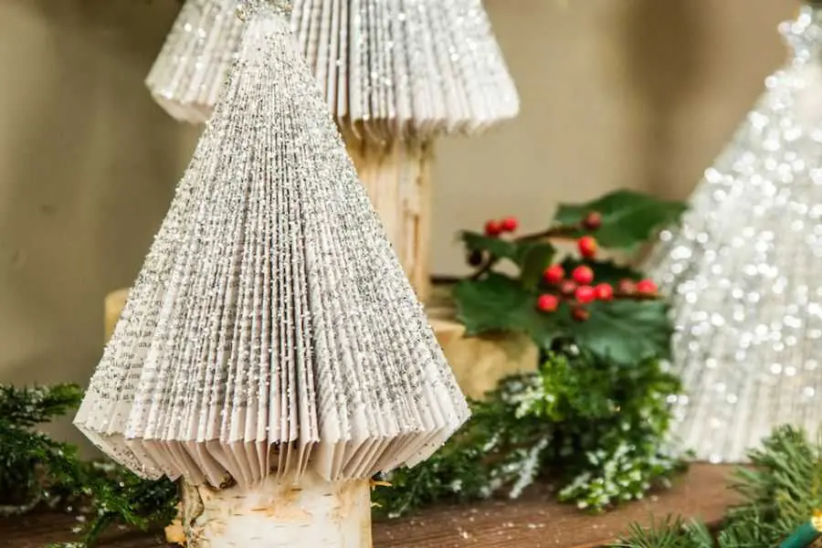 Cây thông để bàn được làm từ cuốn sách tạo cảm giác ấm áp trong ngày Giáng Sinh.
