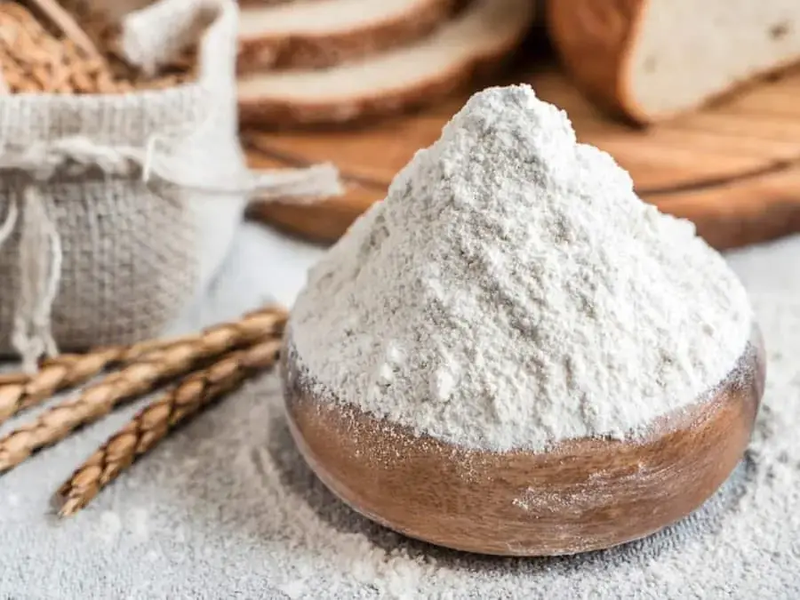 Bột mì giúp đánh bóng lư đồng vô cùng hiệu quả.