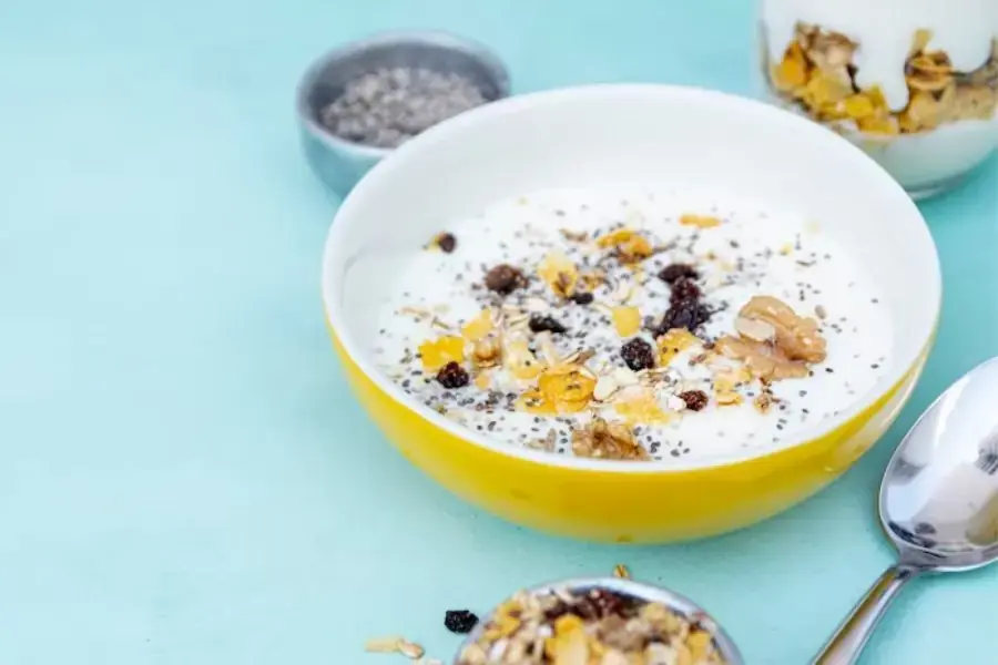 Bữa sáng năng lượng với sữa chua không đường, granola và hạt chia.