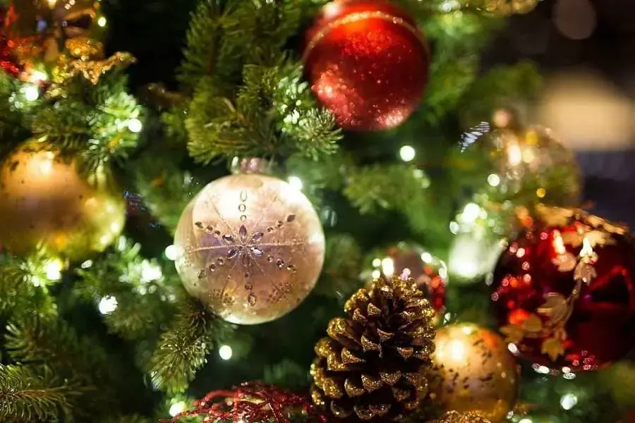 Nếu bạn ưa chuộng sự tối giản, có thể trang trí cây thông Noel bằng các quả châu.