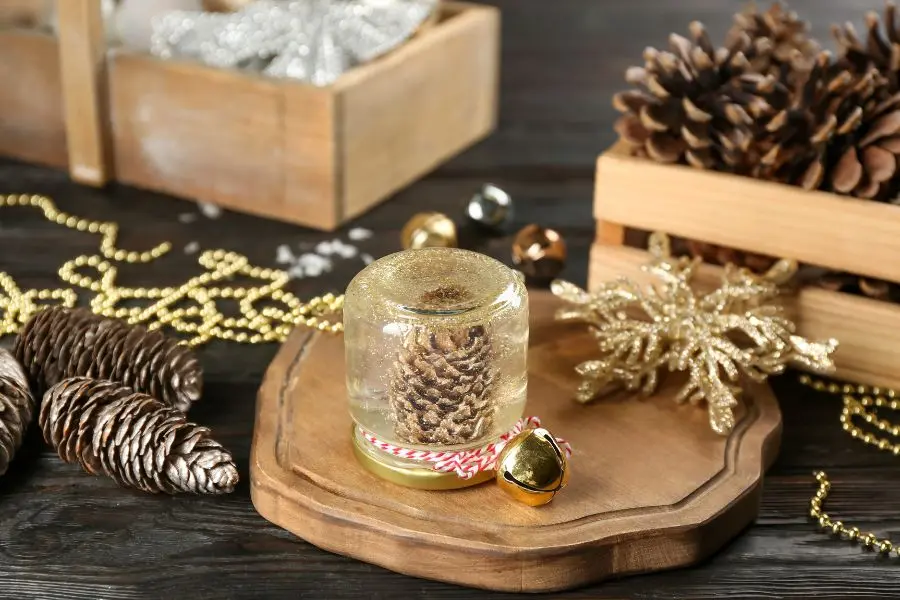 Tự tay thực hiện làm quả cầu thủy tinh hình quả thông cực dễ thương.