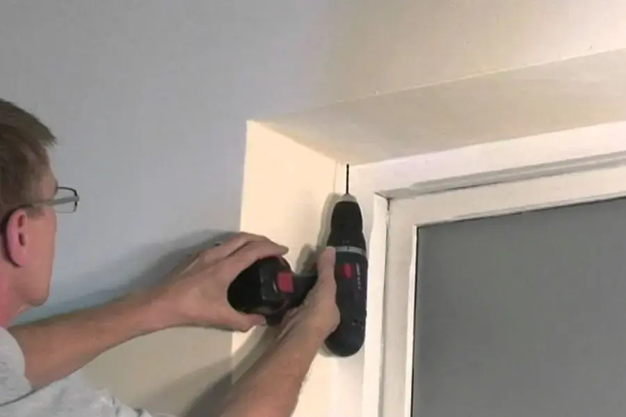 Lắp và cố định thanh treo rèm cửa bằng máy khoan