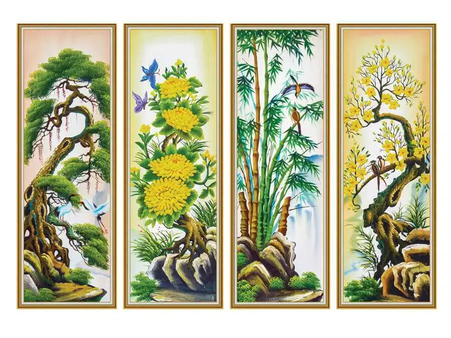 Treo tranh tứ quý để trang trí tường vào dịp Tết.
