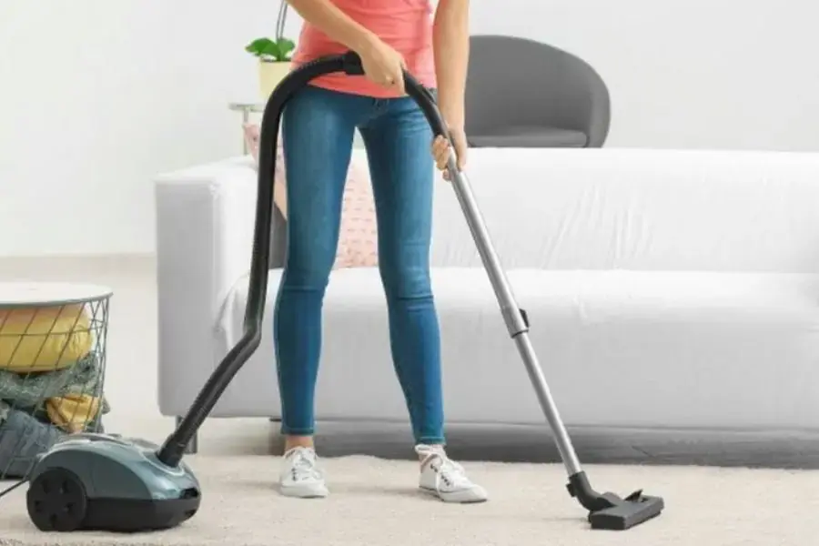 Chuẩn bị máy hút bụi để vệ sinh thảm trải sàn bằng baking soda