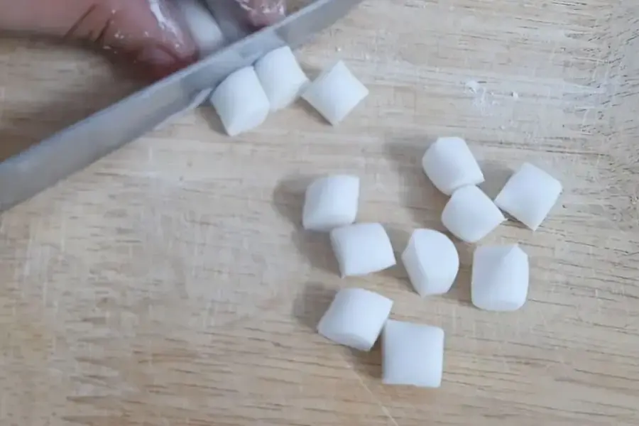 Cắt bột thành các khúc vừa ăn