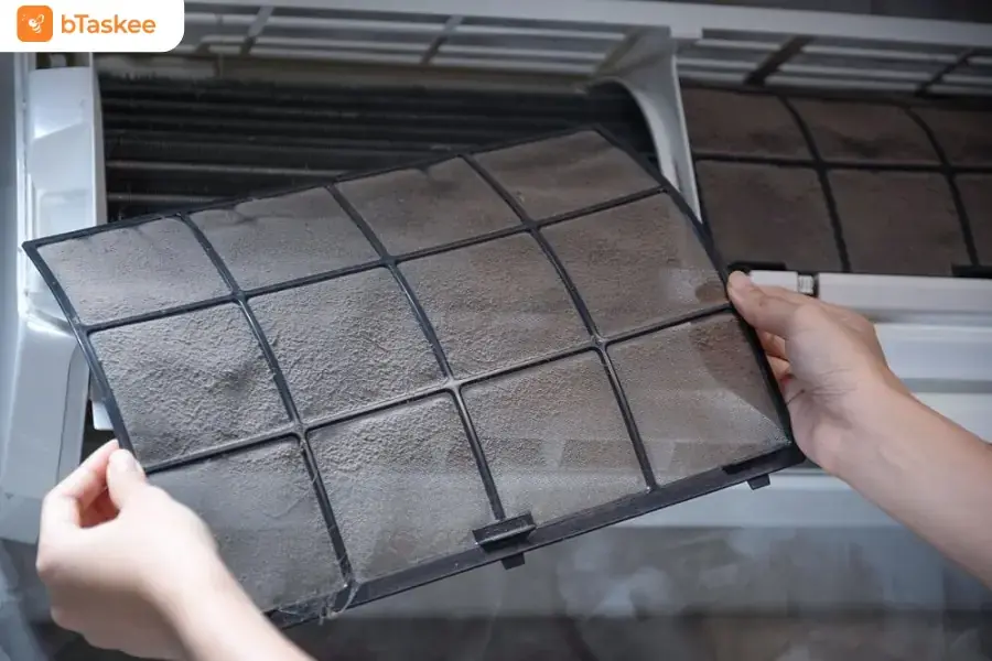 Tấm lọc cần được vệ sinh sau thời gian dài sử dụng.