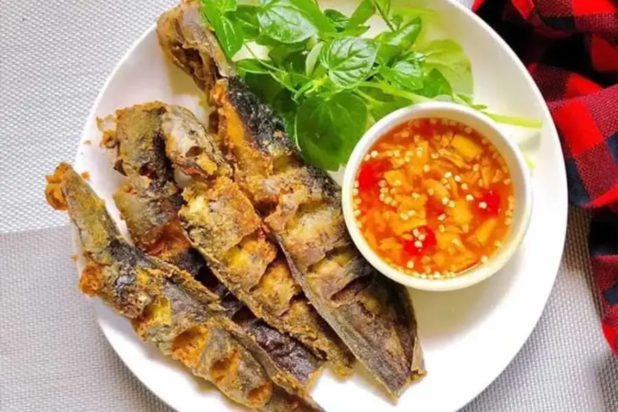 Chuẩn bị bát nước mắm ớt chua cay đậm vị để ăn kèm với cá trê chiên