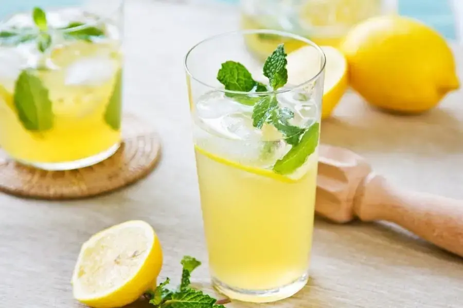 Không nên pha chanh với nước quá lạnh hoặc quá nóng