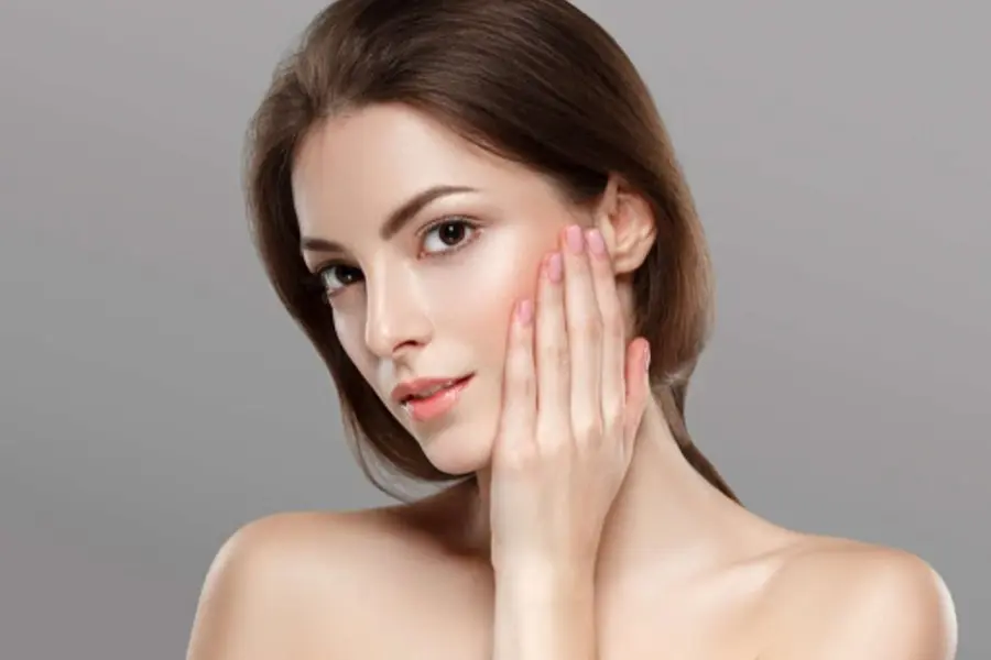 Muối giúp da “ngậm nước” và duy trì độ pH nhất định. Qua đó, da của bạn sẽ dần được phục hồi và cải thiện.
