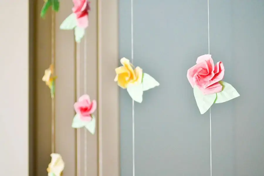 Tô điểm cánh cửa với những đóa hồng xinh lung linh