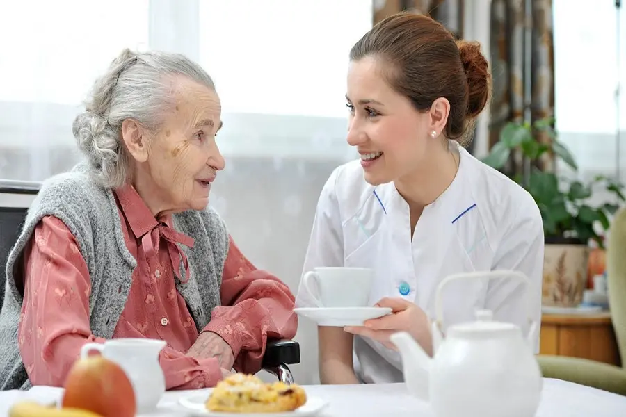 Hằng ngày được quan tâm, trò chuyện sẽ giúp tâm lý người cao tuổi được giải tỏa, thoái mái