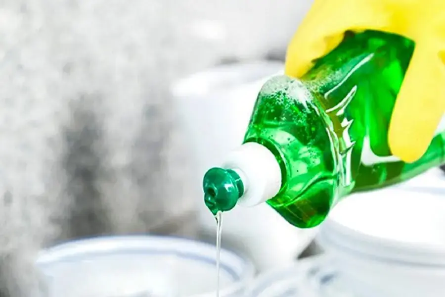 Nước rửa chén kết hợp với giấm và nước sẽ có thể làm sạch kính rất tốt (nguồn: Bách hóa Xanh)