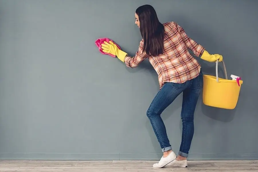Lau tường nhà thường xuyên để tránh tình trạng ố vàng