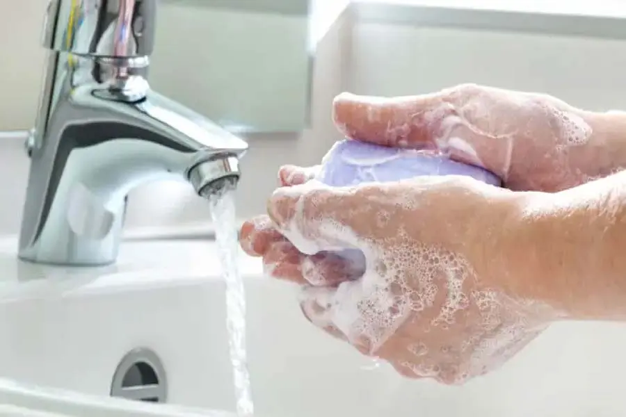 Đã rửa măt đúng cách thì không thể bỏ qua bước rửa sạch tay đầu tiên.