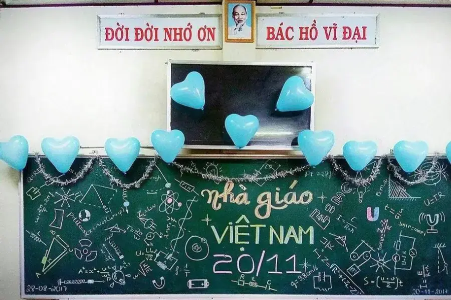Tham khảo mẫu trang trí bảng lớp 20 11 độc đáo từ bóng bay và phấn màu.